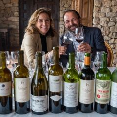 Carolina García Viadero, Mitinhaberin und Alfonso Gonzalez, Exportmanager von Valduero. Im Vordergrund einige der besten und bekanntesten Weine der Welt auf einem Tisch vereint.