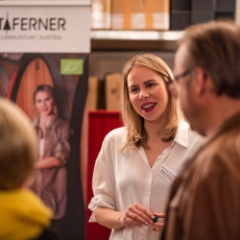Karoline Taferner vom Weingut Taferner im Gespräch mit Kunden