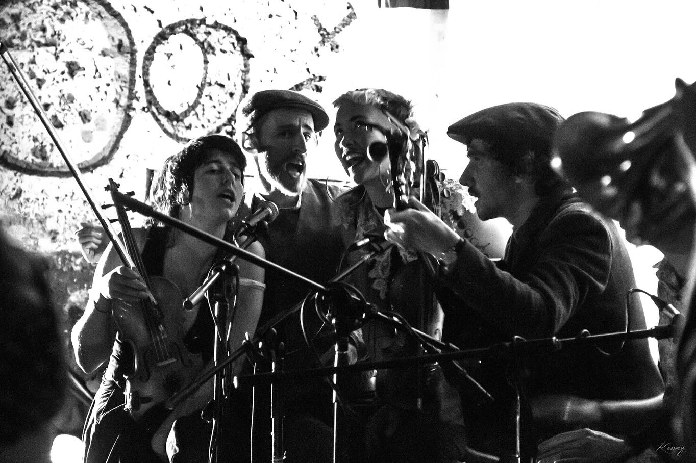 Acoustic Konzert im Weinkeller mit Zoé Basha Fischer Weine - Acoustic Konzert im Weinkeller mit Zoé Basha