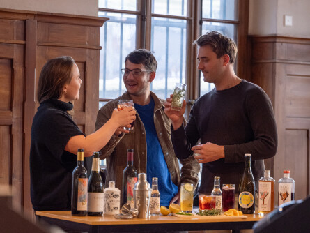 Alkoholfreie Getränke, Anna, Oli und Jonathan beim Degustieren Weinwissen - Mit Geschmack, ohne Alkohol